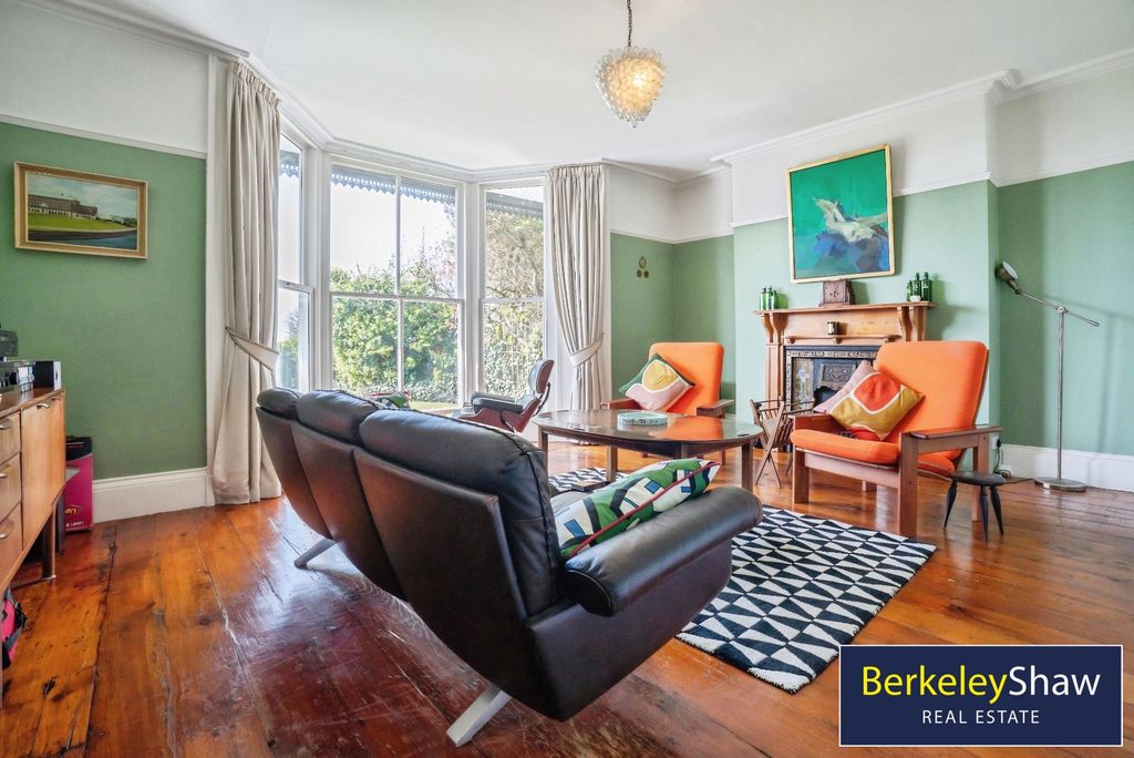 Property photo 2 of 44 Front Lounge