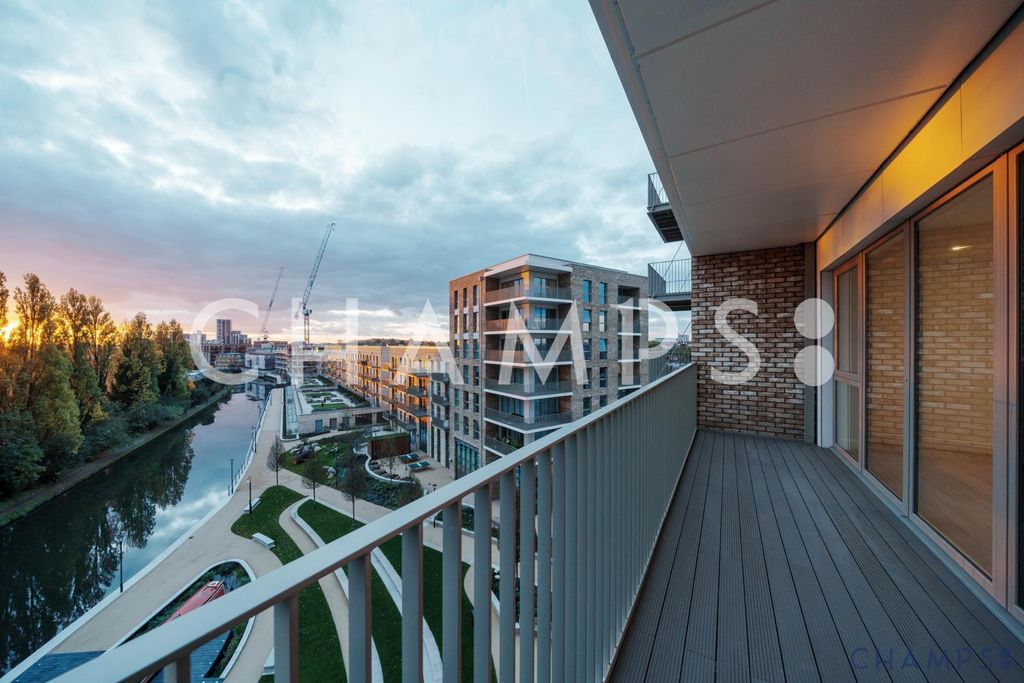 Property photo 1 of 22 Stylish 3-Bedroom Apartment With Balcony In Grand Union Development