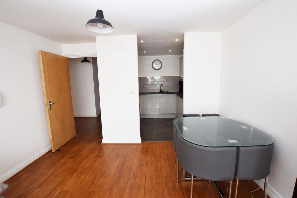 Property photo 3 of 8 Lounge(Archive)