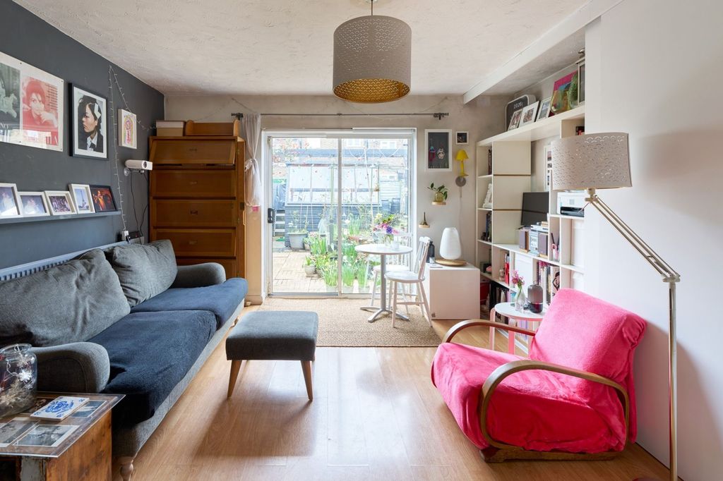 Property photo 2 of 13 Jackson Close E9