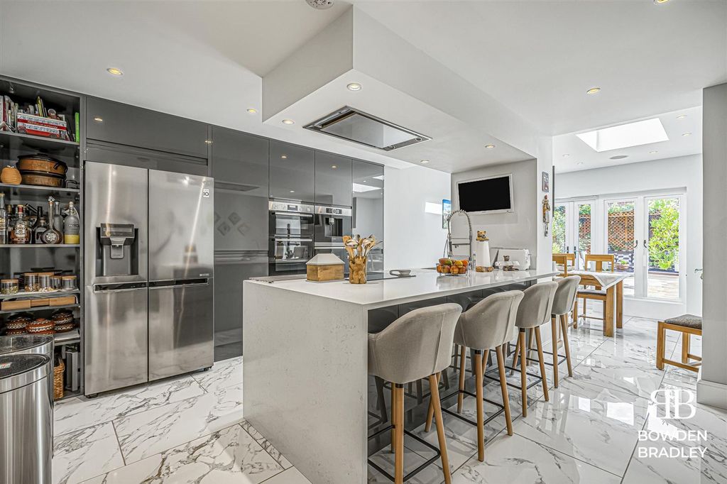 Property photo 2 of 24 Kitchen