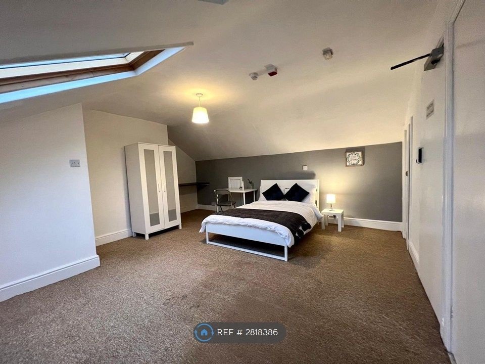 Property photo 1 of 9 Room 8