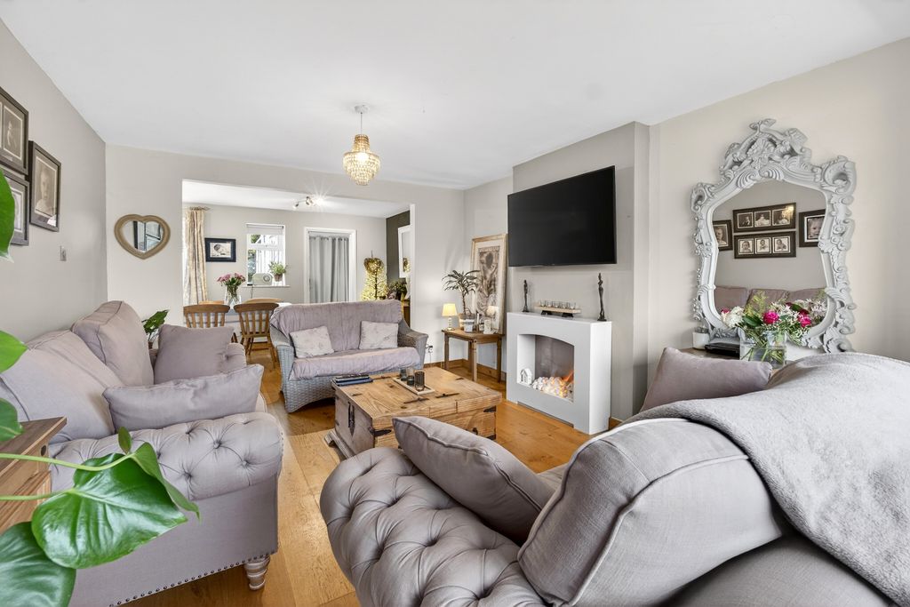 Property photo 2 of 21 Living Room (2)