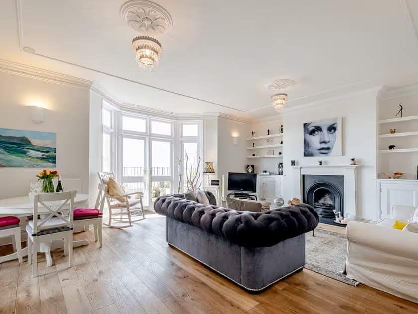 Property photo 1 of 12 Lounge