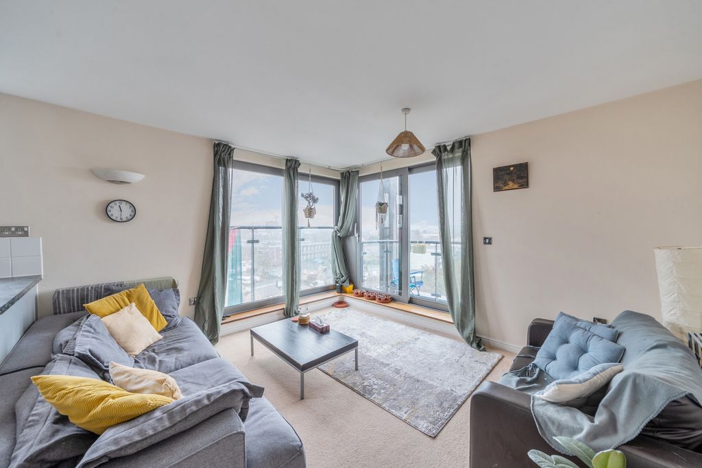 Property photo 2 of 13 1375597-12-691720...