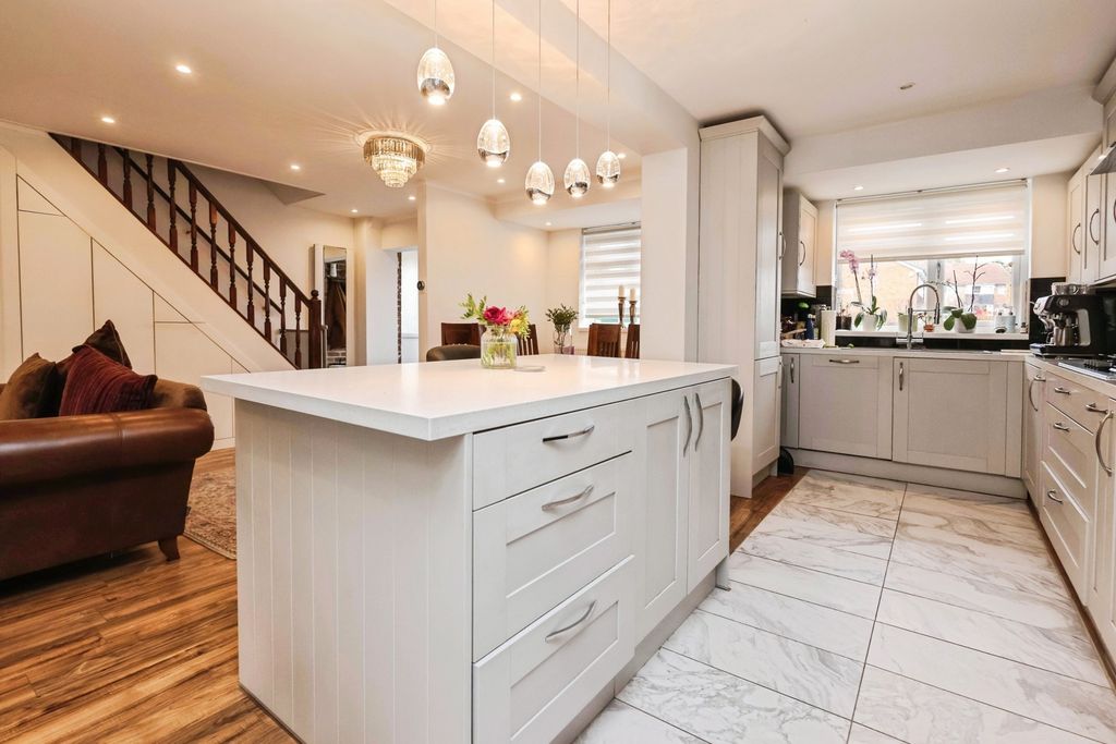 Property photo 3 of 17 Kitchen