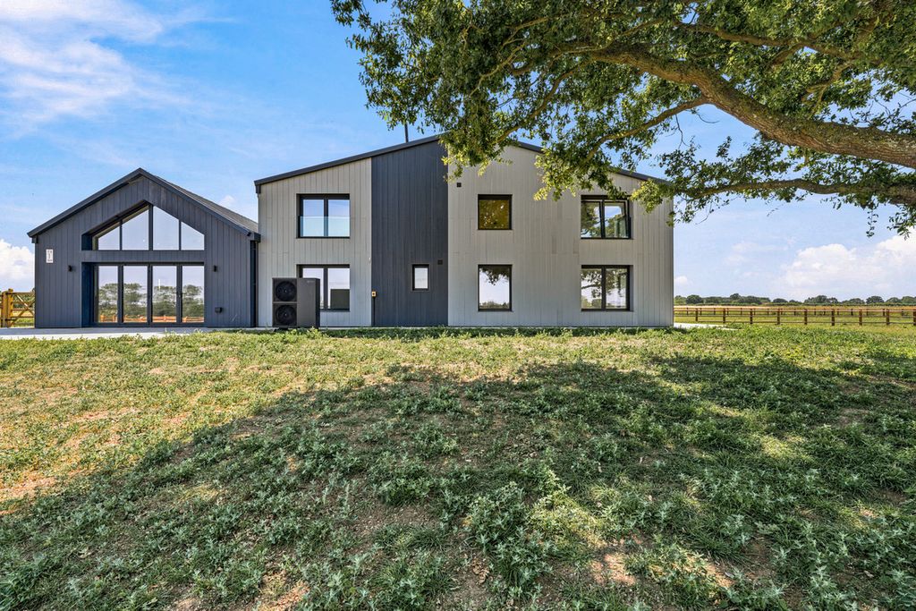 Property photo 1 of 31
