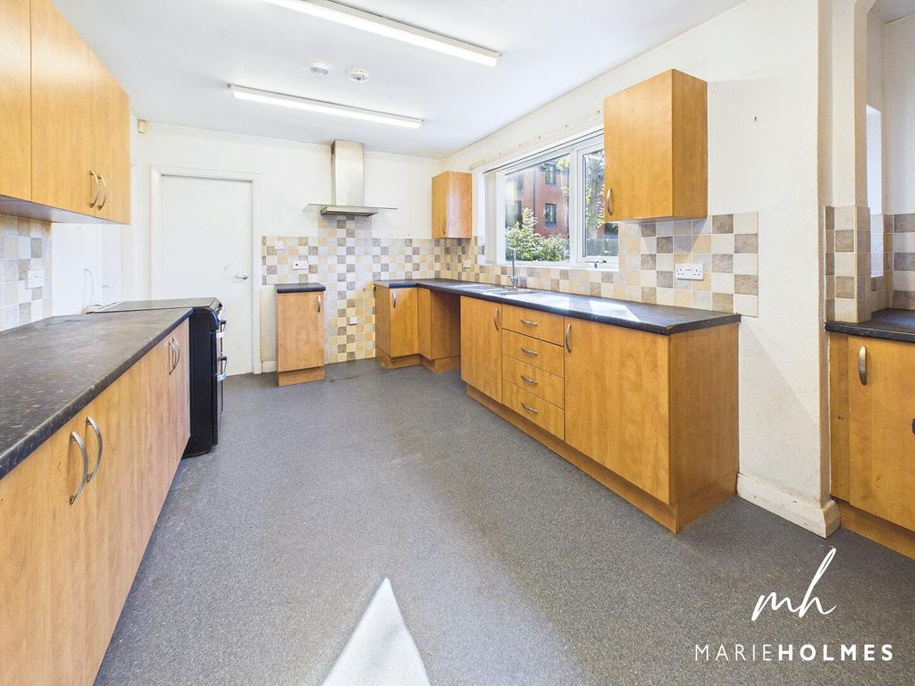Property photo 3 of 26 Kitchen