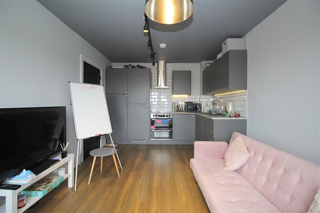 Property photo 3 of 24 Lounge / Kitchen