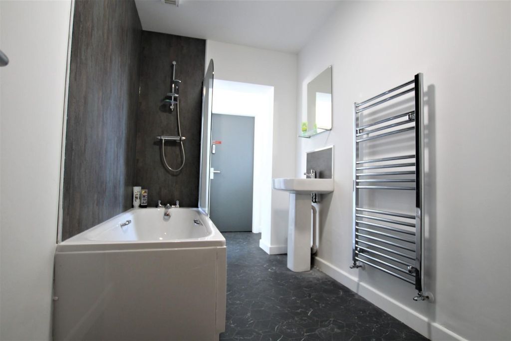 Property photo 3 of 15 Flat 1 Shared Bath.Jpg