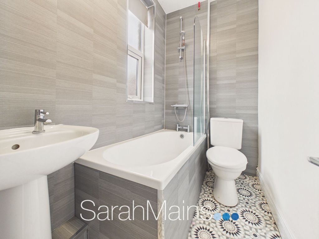 Property photo 3 of 9 Bathroom