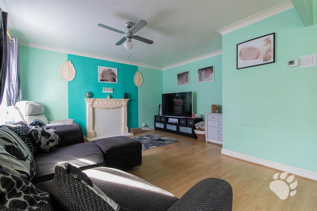 Property photo 3 of 24 Lounge