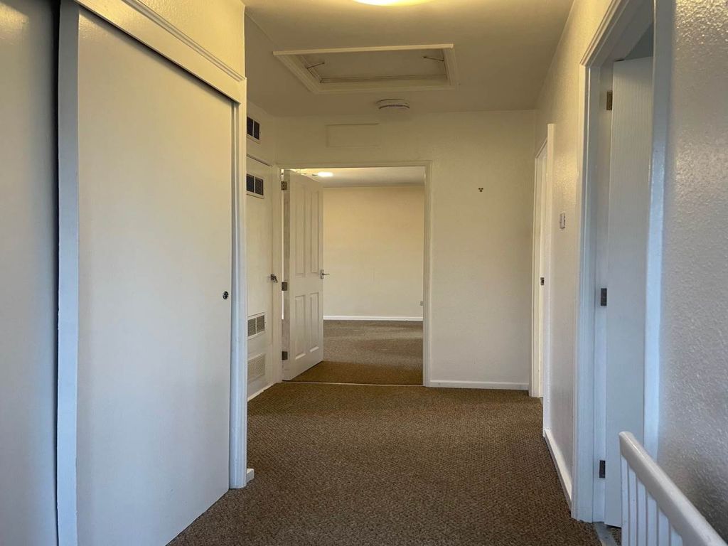 Property photo 3 of 11 Entrance