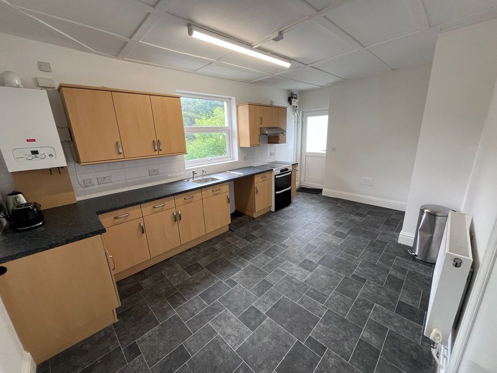 Property photo 3 of 10 Kitchen