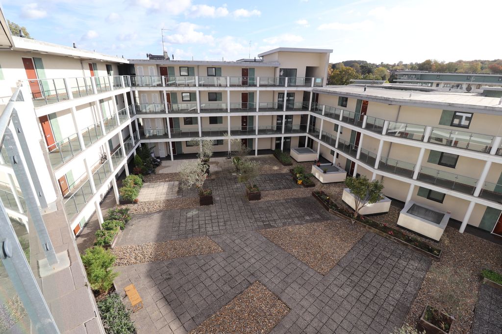 Property photo 2 of 11 Central Courtyard
