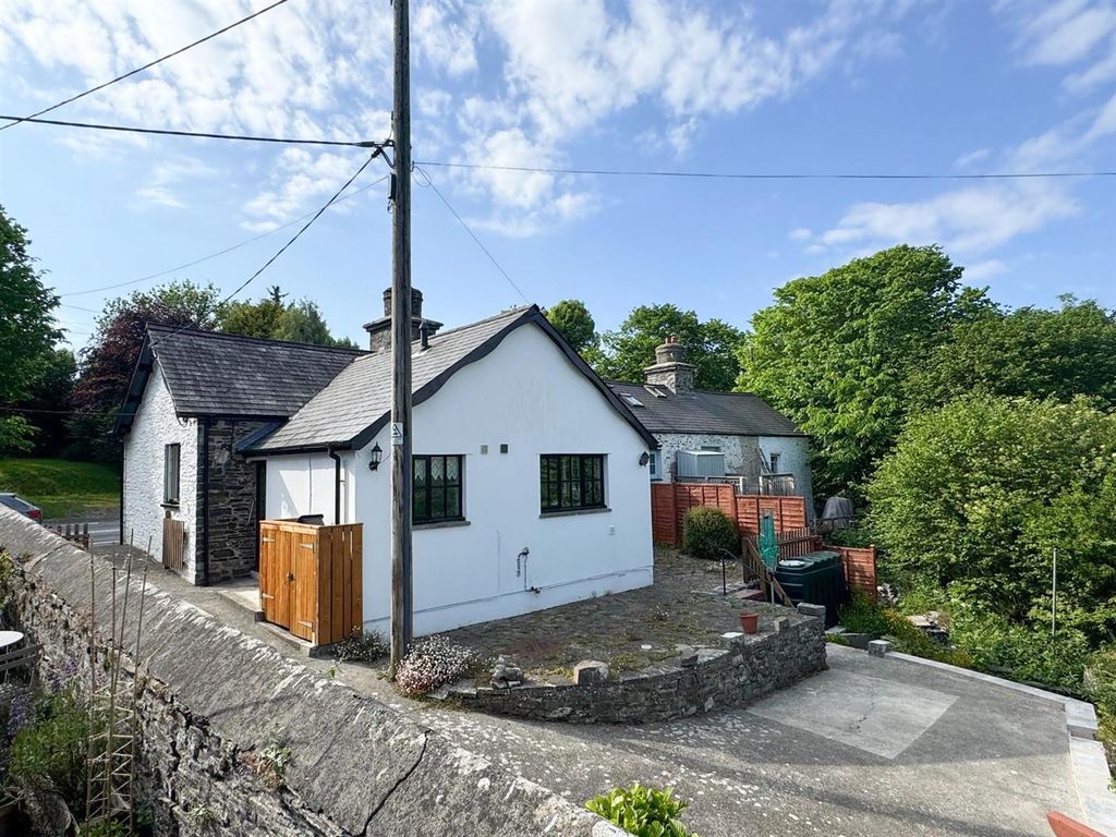 Property photo 3 of 16 Externally