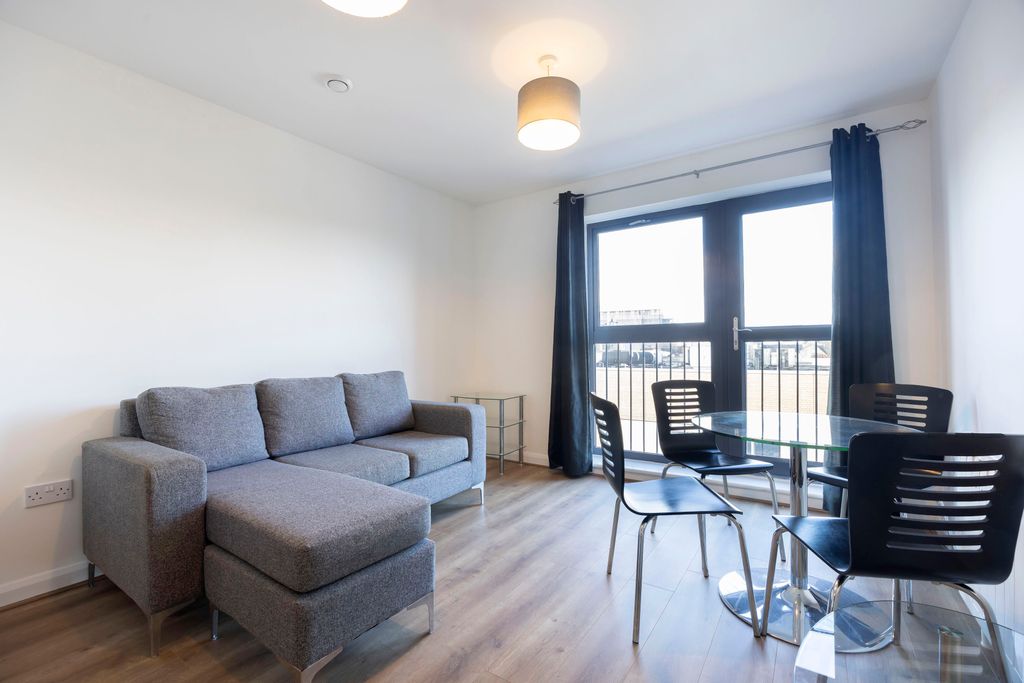 Property photo 1 of 8 Swindon-04