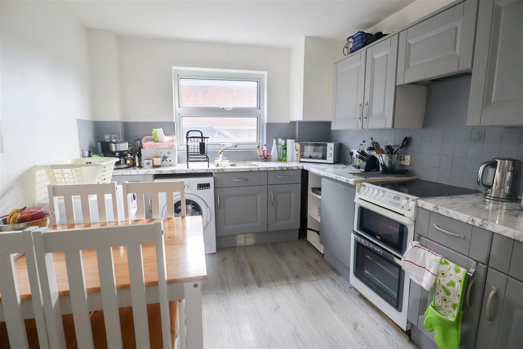 Property photo 2 of 6 Kitchen