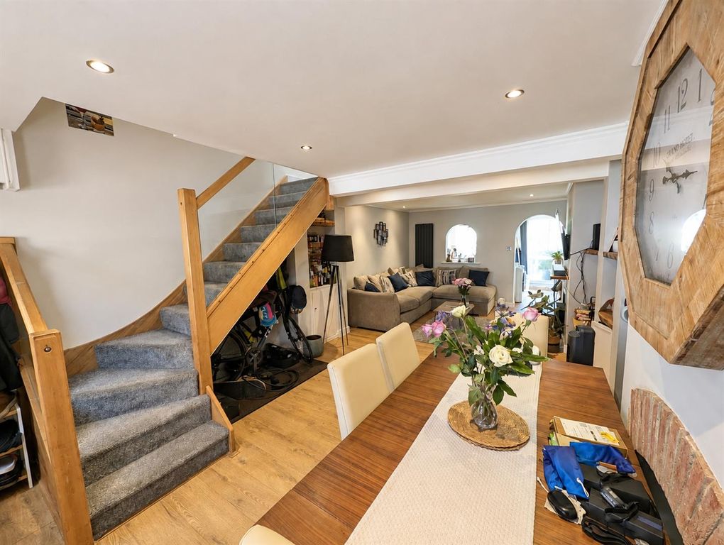 Property photo 3 of 13 8 Mount Pleasant - Lounge.Jpg