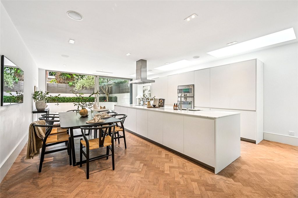 Property photo 2 of 10 Kitchen