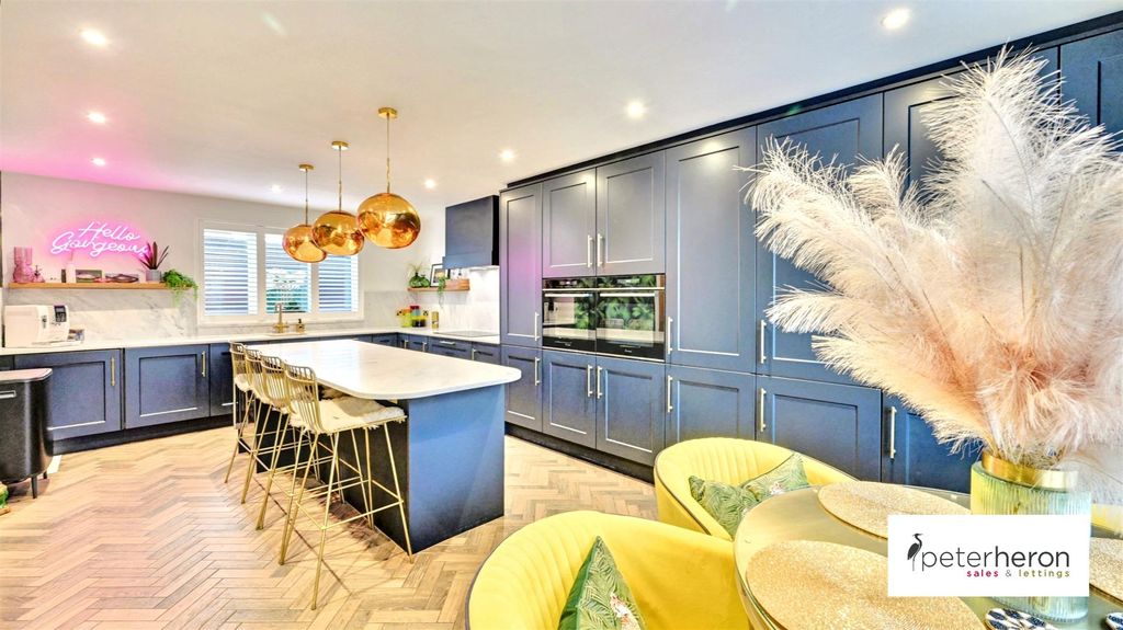 Property photo 2 of 23 Living Kitchen