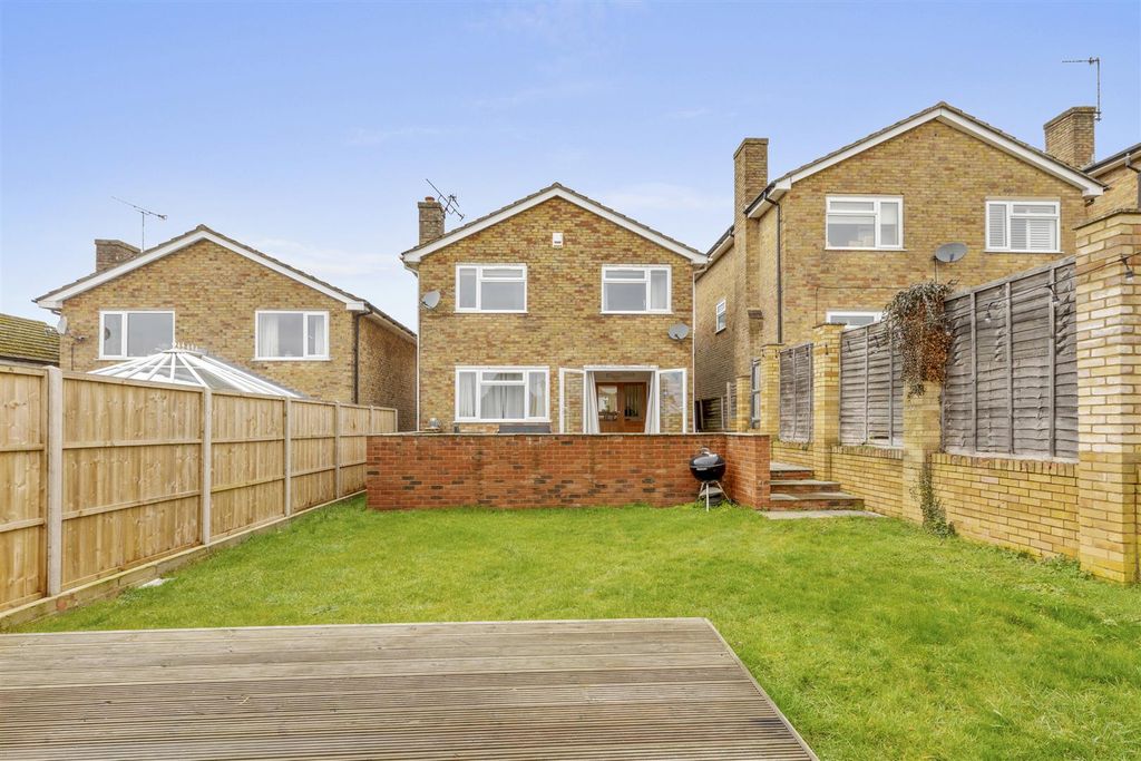 Property photo 2 of 15 9 Gladstone Rise, Hp13 7Nw-13.Jpg