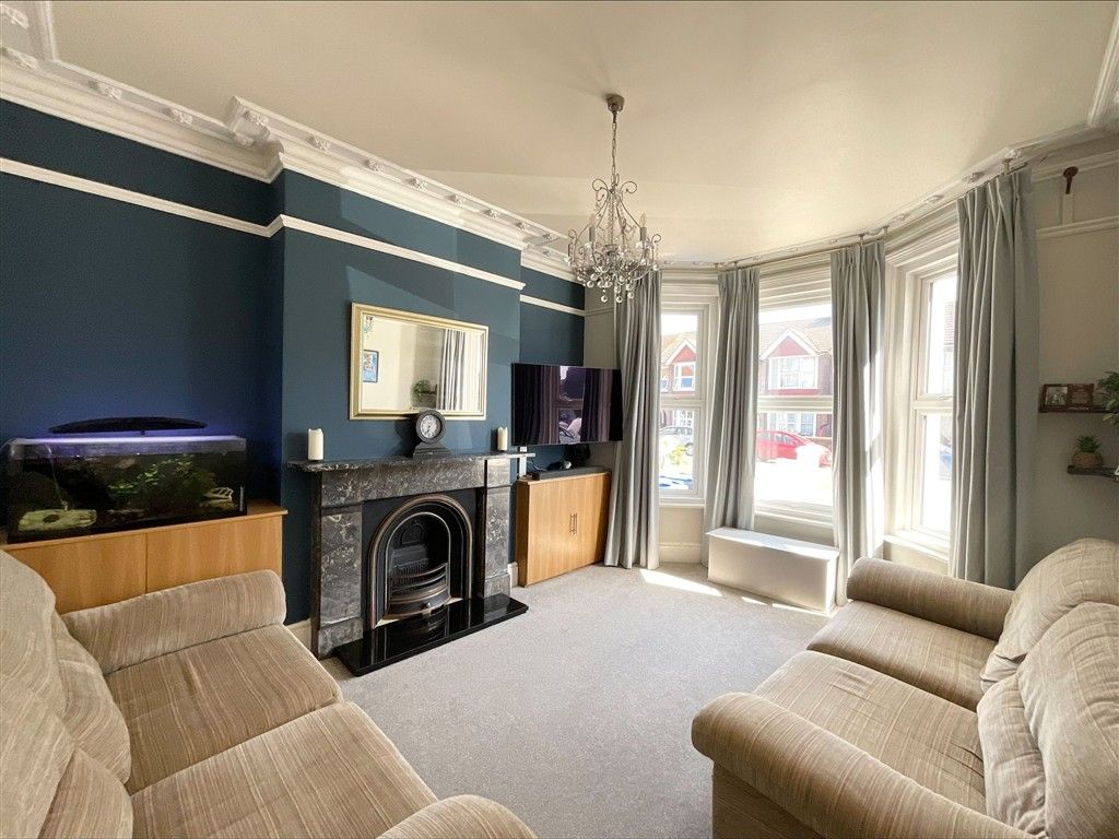 Property photo 3 of 21 Lounge