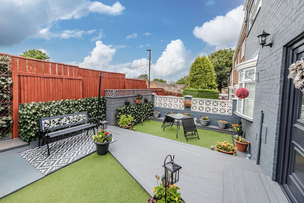 Property photo 2 of 37 Terrace / Patio