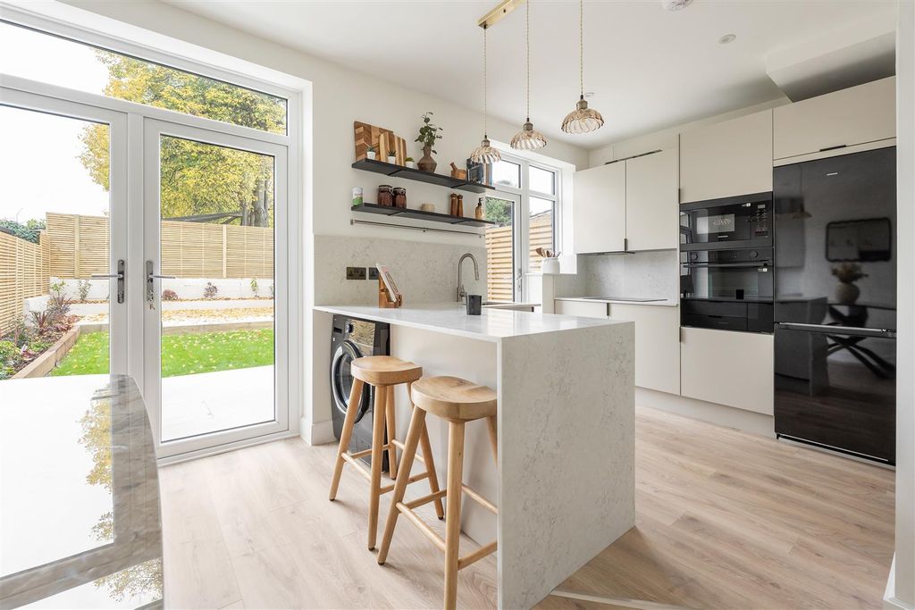 Property photo 2 of 29 Rose Avenue, E18