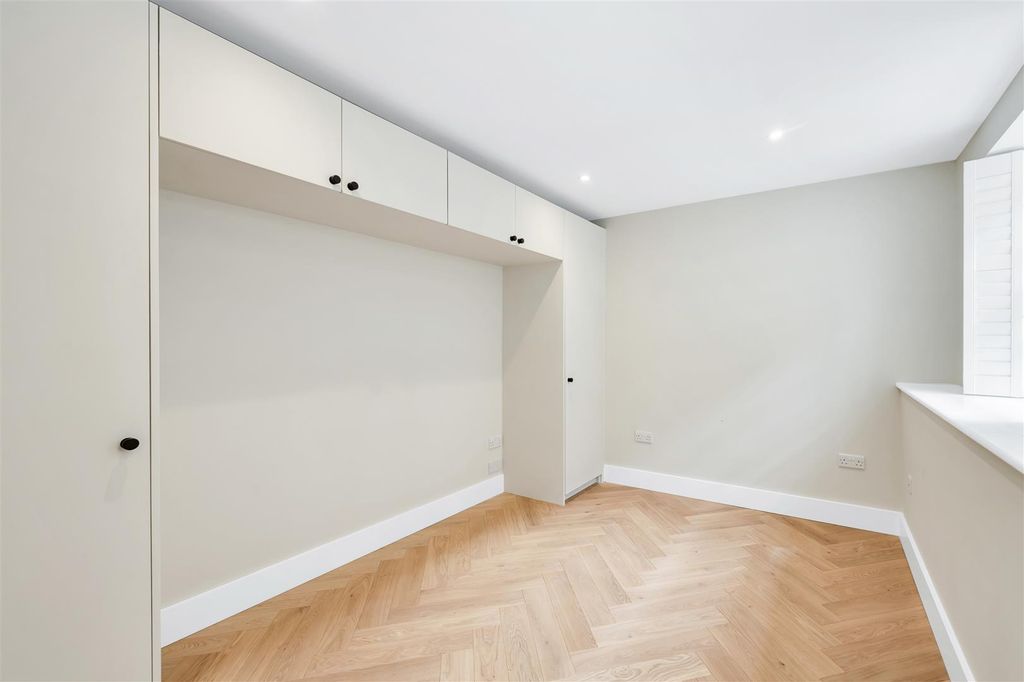 Property photo 3 of 17 19 Alexandra House-10.Jpg