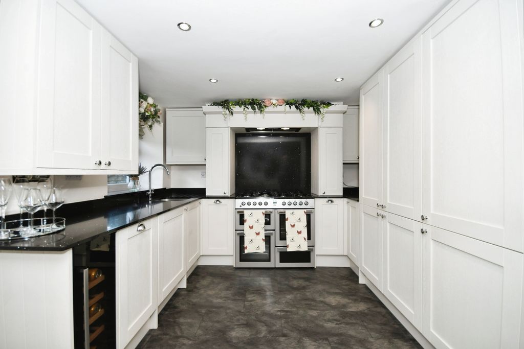 Property photo 3 of 17 Kitchen