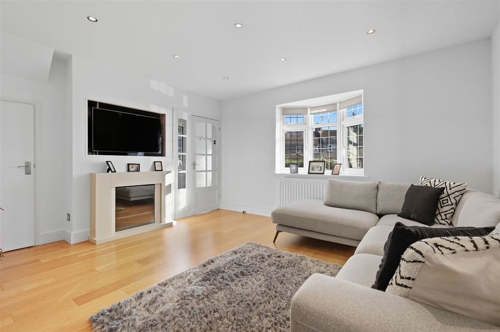 Property photo 2 of 25