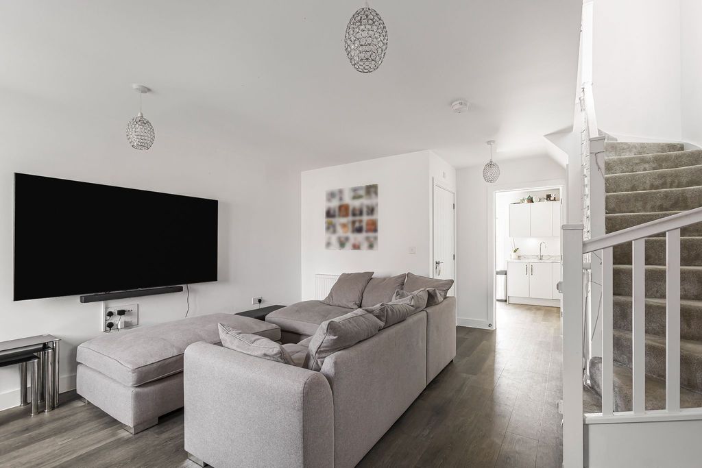 Property photo 2 of 18 Photograph 5