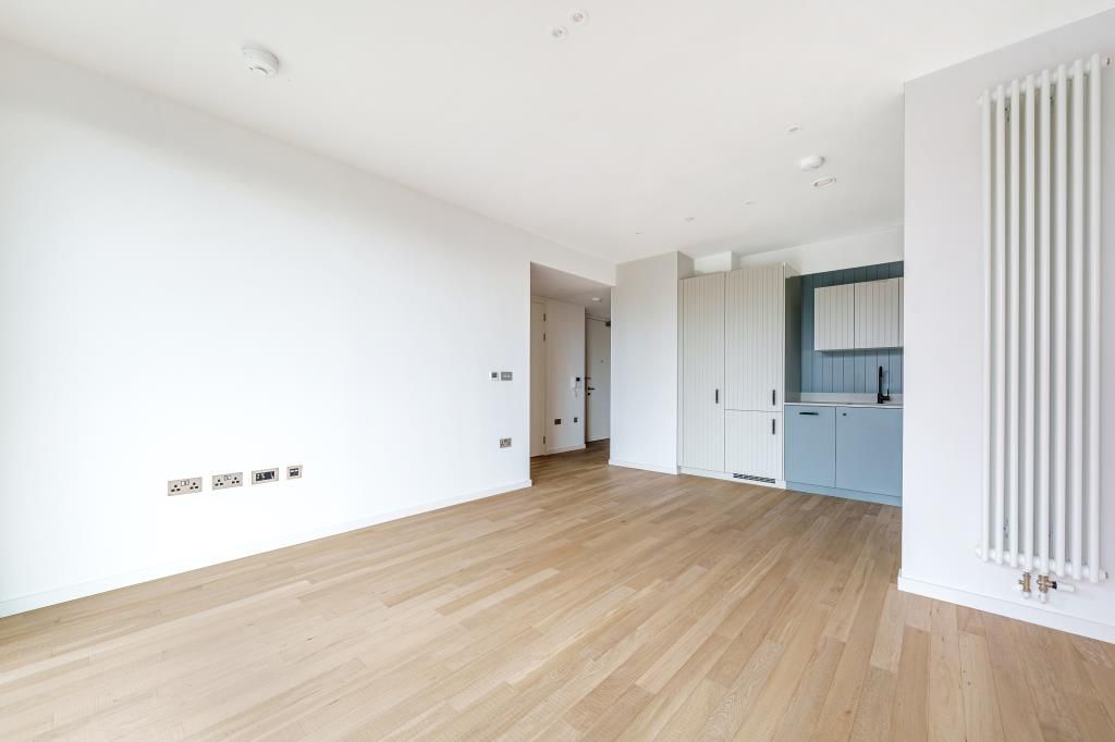 Property photo 3 of 10 Kitchen / Living Area