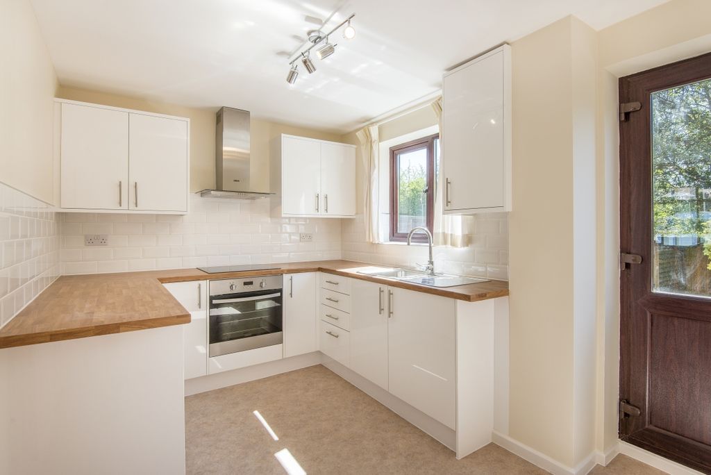 Property photo 2 of 10 Kitchen3