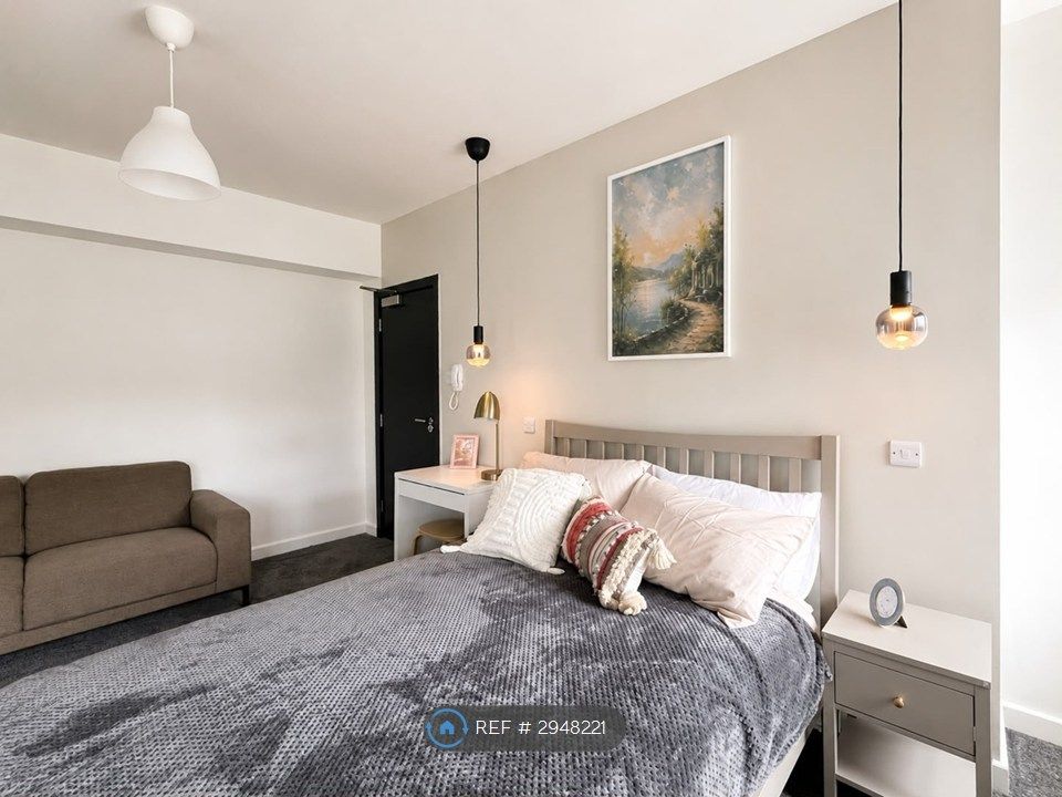 Property photo 3 of 17 Room 13