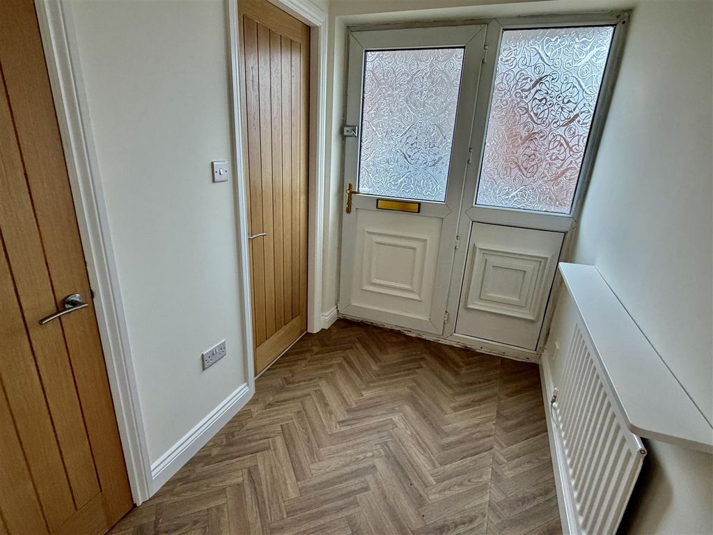 Property photo 2 of 17 Entrance Hallway