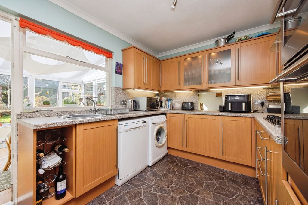 Property photo 3 of 19 Kitchen