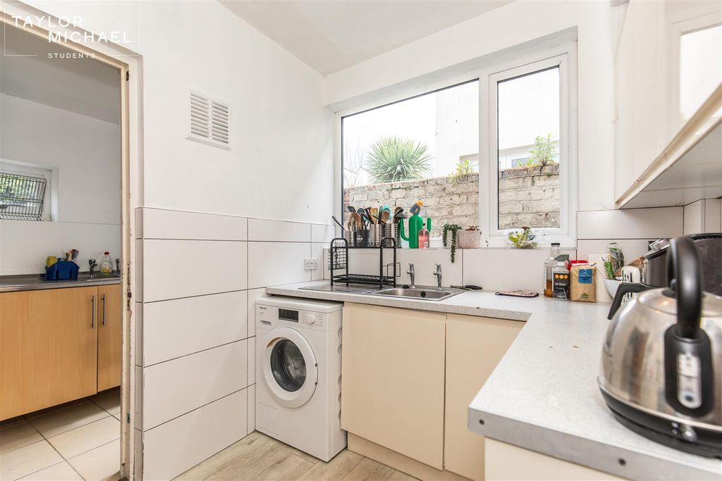 Property photo 3 of 20 Kitchen