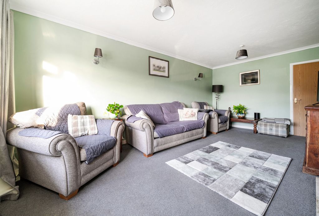 Property photo 3 of 14 1393617-12-694927...