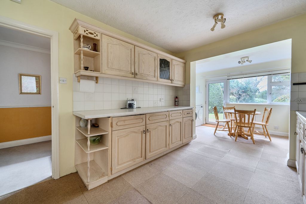 Property photo 3 of 17 Kitchen/Breakfast