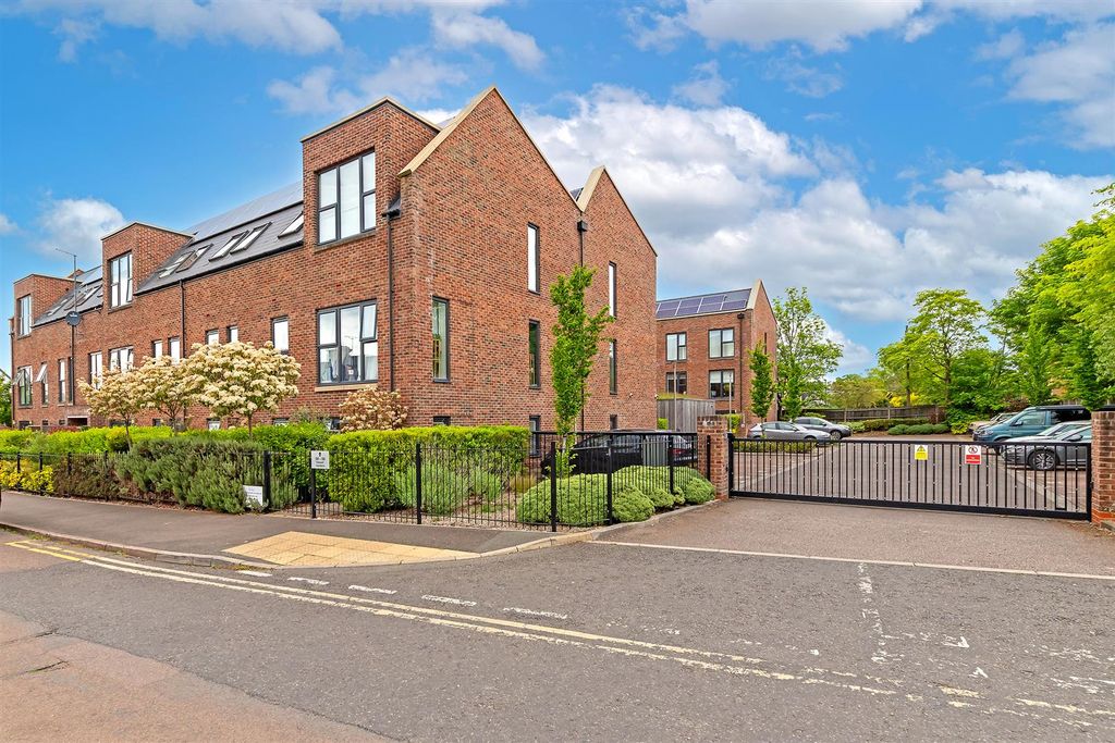 Property photo 1 of 23 52Hansellgardens-1.Jpg