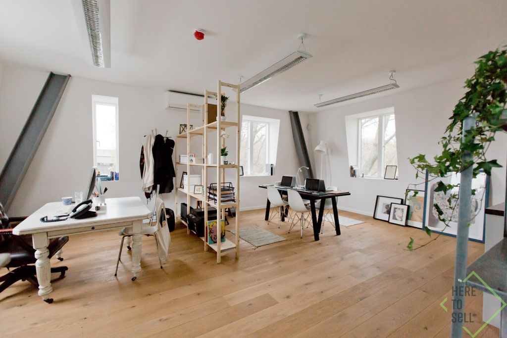 Property photo 1 of 8 Office 2735