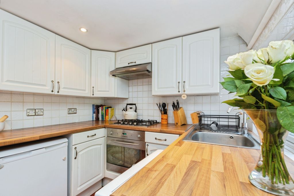 Property photo 2 of 17 2026-08-26-89Wycombelanewooburngreenhighwycombehp100Hj-1932256-6506