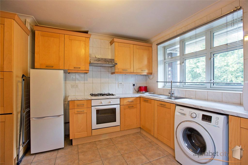 Property photo 3 of 10 Kitchen