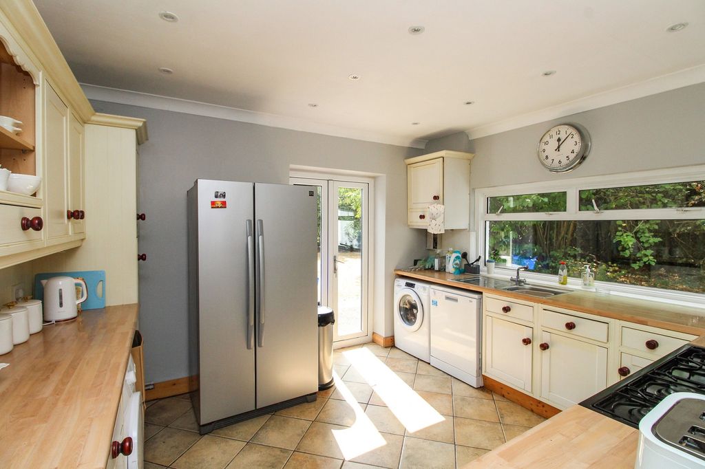 Property photo 3 of 11 Kitchen