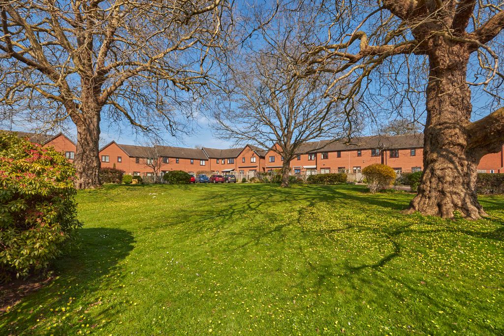 Property photo 2 of 15 Communal Lawn