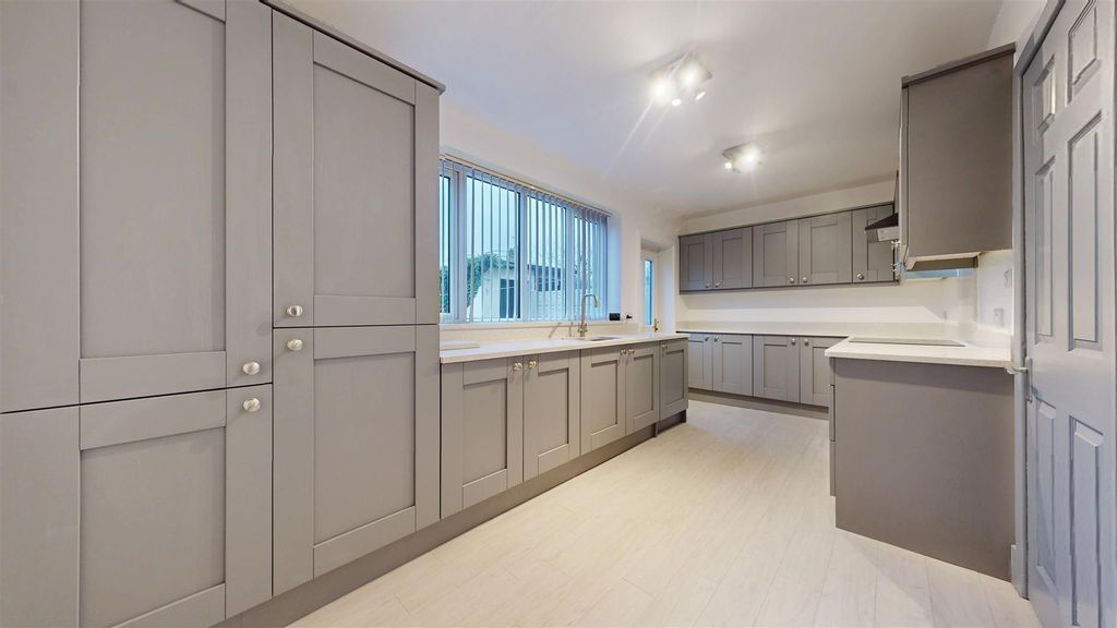 Property photo 3 of 25 Leyland Road Kitchen