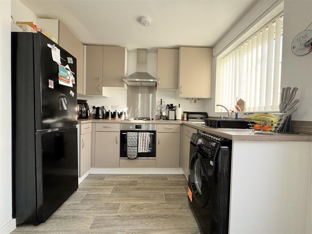 Property photo 3 of 19 Kitchen