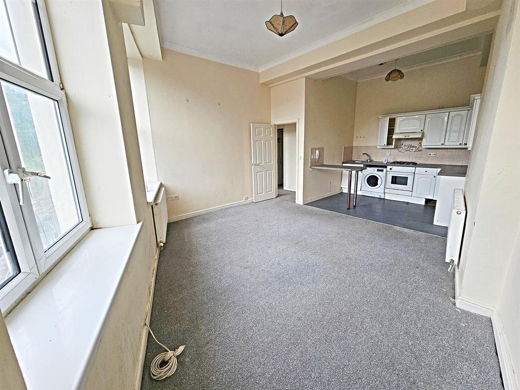 Property photo 2 of 8 Living/Kitchen